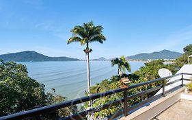 Frente pro MAR, com 2 Suítes, no centro de Ubatuba